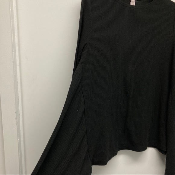 Basic colors Women’s Simple black Flowy Top - Picture 4 of 5